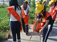 陆河县科协组织科普志愿者进社区开展环境卫生清扫活动