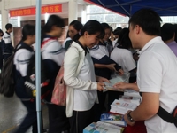 江门市药学会在旅游学校举行食品药品安全进校园宣传活动