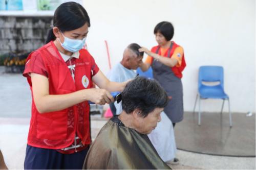 珠海市开展“‘益’起参与,让爱久久——99公益日便民服务进高新志愿活动”