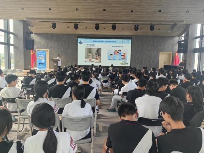 茂名市电白区科协联合有关单位到创科贤才高级中学开展眼健康科普活动