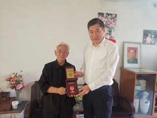 省科协领导带队走访慰问离休干部