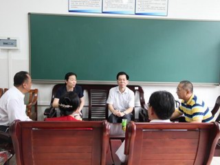 何真到茂名慰问优秀科技工作者代表