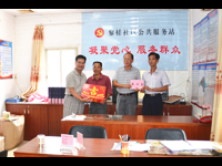 肇庆市政协副主席何健浩慰问创文先进个人及社区干部