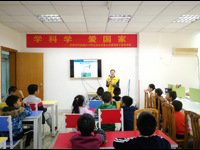 河源市科技馆举办学科学、爱国家“三色创意轻触小台灯”电子制作公益活动