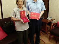 佛山市科协为老党员颁发“光荣在党50年”纪念章