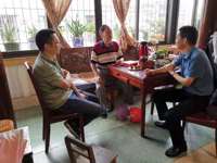 江门市科协为老党员颁发“光荣在党50年”纪念章