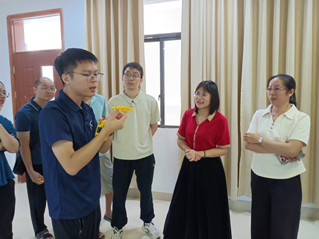 梅州市蕉岭县科协开展“仰望星空，放飞梦想”无人机操控与编程教学进校园活动
