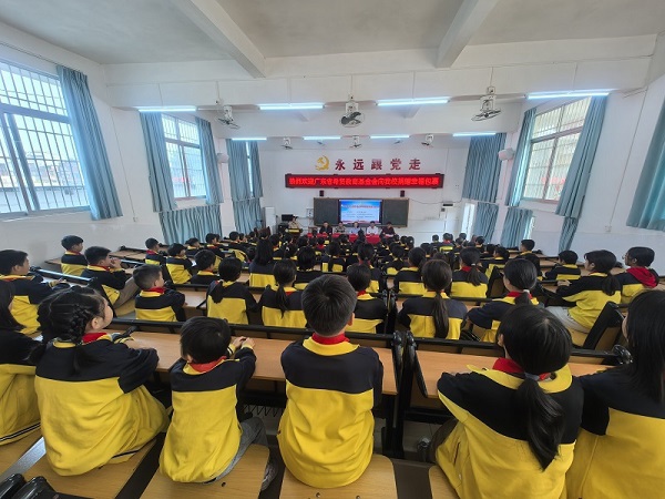 云浮罗定市科协联合举行“情牵留守，爱暖童心”为主题的关爱留守儿童幸福包裹发放仪式